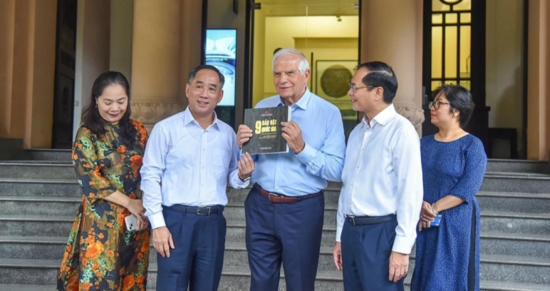 អនុប្រធានគណៈកម្មាការអ៊ឺរ៉ុបចូលចិត្តកាហ្វេ និងកោតសរសើរគំនូរសិល្បៈវៀតណាម អនុប្រធានគណៈកម្មាការអ៊ឺរ៉ុបចូលចិត្តពិសារកាហ្វេ និងកោតសរសើរគំនូរសិល្បៈវៀតណាម