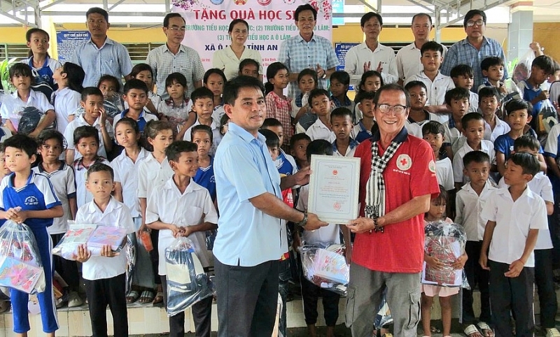 ចែកអំណោយចំនួន ៤០០ ដល់និស្សិតខ្មែរក្រីក្រនៅខេត្ត An Giang ចែកអំណោយចំនួន ៤០០ ដល់និស្សិតខ្មែរក្រីក្រនៅខេត្ត An Giang