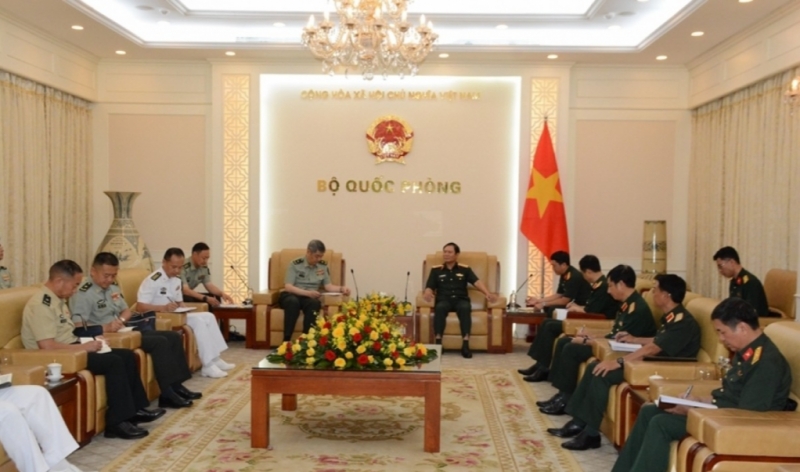 នាយឧត្តមសេនីយ៍ Nguyen Tan Cuong អគ្គសេនាធិការនៃកងទ័ពប្រជាជនវៀតណាម អនុរដ្ឋមន្ត្រីក្រសួងការពារប្រទេសទទួលជួបលោកឧត្តមសេនីយ៍ត្រី Luu Khai ប្រធាននាយកដ្ឋានការងារនយោបាយនៃសាកលវិទ្យាល័យការពារជាតិចិន។