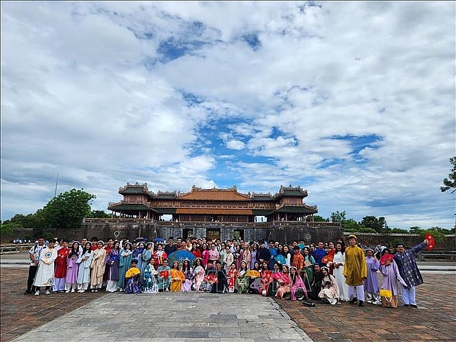 ជំរុំរដូវក្តៅវៀតណាមឆ្នាំ ២០២៣៖ បទពិសោធន៍ស្លៀកពាក់ប្រពៃណី Ao Dai នៅក្នុងរដ្ឋធានីបុរាណ