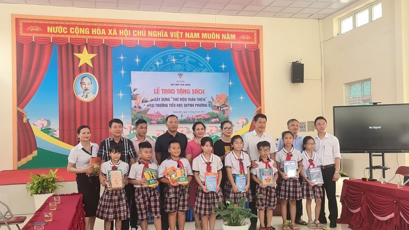 បរិច្ចាគសៀវភៅចំនួន ២,០០០ ក្បាល និងបណ្ណាល័យបៃតងដល់សាលារៀនចំនួន ២ នៅទីរួម Hoang Mai (Nghe An)