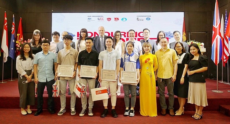 អ្នក​ចូល​រួម​ប្រកួត​ទទួល​បាន​រង្វាន់​បន្ទាប់​ពី​ការ​ប្រកួត​ជជែក​ដេញ​ដោល​ដើម្បី​អបអរ​ខួប​លើក​ទី ៧០ នៃ​ការ​គ្រង​រាជ្យ​របស់​ម្ចាស់ក្សត្រី​នៅ​ឆ្នាំ ២០២២
