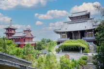 វត្តកាតូលិកតដែលមានអាយុកាល ១១៨ ឆ្នាំពោរពេញដោយស្មៅបៃតង និងដើមឈើដែលត្រូវបានគេចាត់ទុកថាជា 