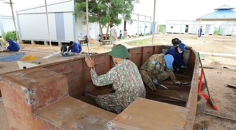 ទាហានវិស្វកម្មវៀតណាមជួយប្រជាជន Abyei ជំនះលើការលំបាកក្នុងរដូវភ្លៀងធ្លាក់ និងទឹកជំនន់