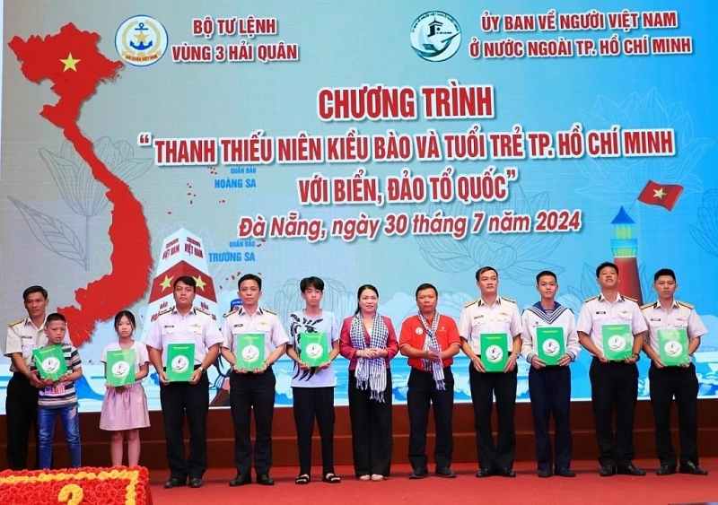 យុវជនវៀតណាមនៅបរទេស និងយុវជនទីក្រុងហូជីមិញ សម្លឹងមើលទៅសមុទ្រ និងកោះនៃស្រុកកំណើត យុវជនវៀតណាមនៅបរទេស និងយុវជនទីក្រុងហូជីមិញ ឆ្ពោះទៅសមុទ្រ កោះនៃស្រុកកំណើត