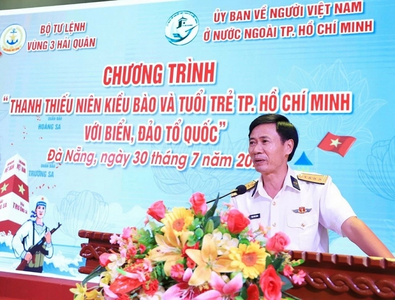 យុវជនវៀតណាមនៅបរទេស និងយុវជនទីក្រុងហូជីមិញ សម្លឹងមើលទៅសមុទ្រ និងកោះនៃស្រុកកំណើត យុវជនវៀតណាមនៅបរទេស និងយុវជនទីក្រុងហូជីមិញ ឆ្ពោះទៅសមុទ្រ កោះនៃស្រុកកំណើត