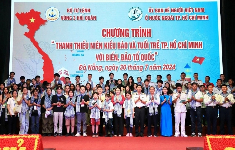 យុវជនវៀតណាមនៅបរទេស និងយុវជនទីក្រុងហូជីមិញ សម្លឹងមើលទៅសមុទ្រ និងកោះនៃស្រុកកំណើត យុវជនវៀតណាមនៅបរទេស និងយុវជនទីក្រុងហូជីមិញ ឆ្ពោះទៅសមុទ្រ កោះនៃស្រុកកំណើត