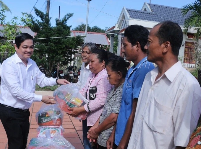 ចែកអំណោយចំនួន ៥០០កញ្ចប់ ជូនគ្រួសារក្រីក្រ គ្រួសារជួបការលំបាក និងជនពិការនៅខេត្ត Bac Lieu ចែកអំណោយចំនួន ៥០០កញ្ចប់ ជូនគ្រួសារក្រីក្រ គ្រួសារជួបការលំបាក និងជនពិការនៅខេត្ត Bac Lieu