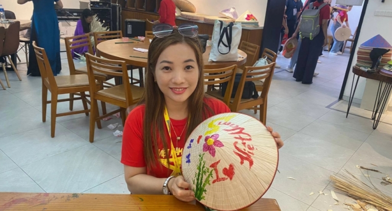 កុមារនៃអាណិកជនវៀតណាមនៅកូរ៉េមានបទពិសោធន៍ធ្វើមួករាងសាជីរបស់វៀតណាម