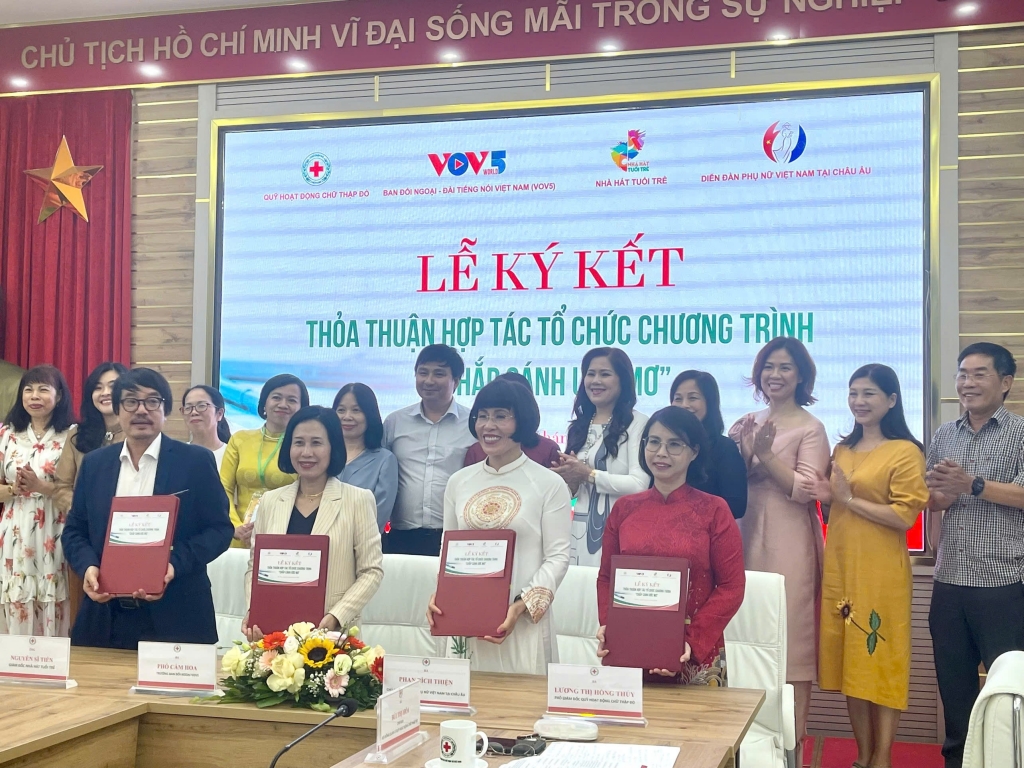 វេទិកាស្ត្រីវៀតណាមនៅអឺរ៉ុបផ្តល់ស្លាបដល់ក្តីស្រមៃរបស់កុមារក្រីក្រ វេទិកាស្ត្រីវៀតណាមនៅអឺរ៉ុបផ្តល់ស្លាបដល់ក្តីស្រមៃរបស់កុមារក្រីក្រ