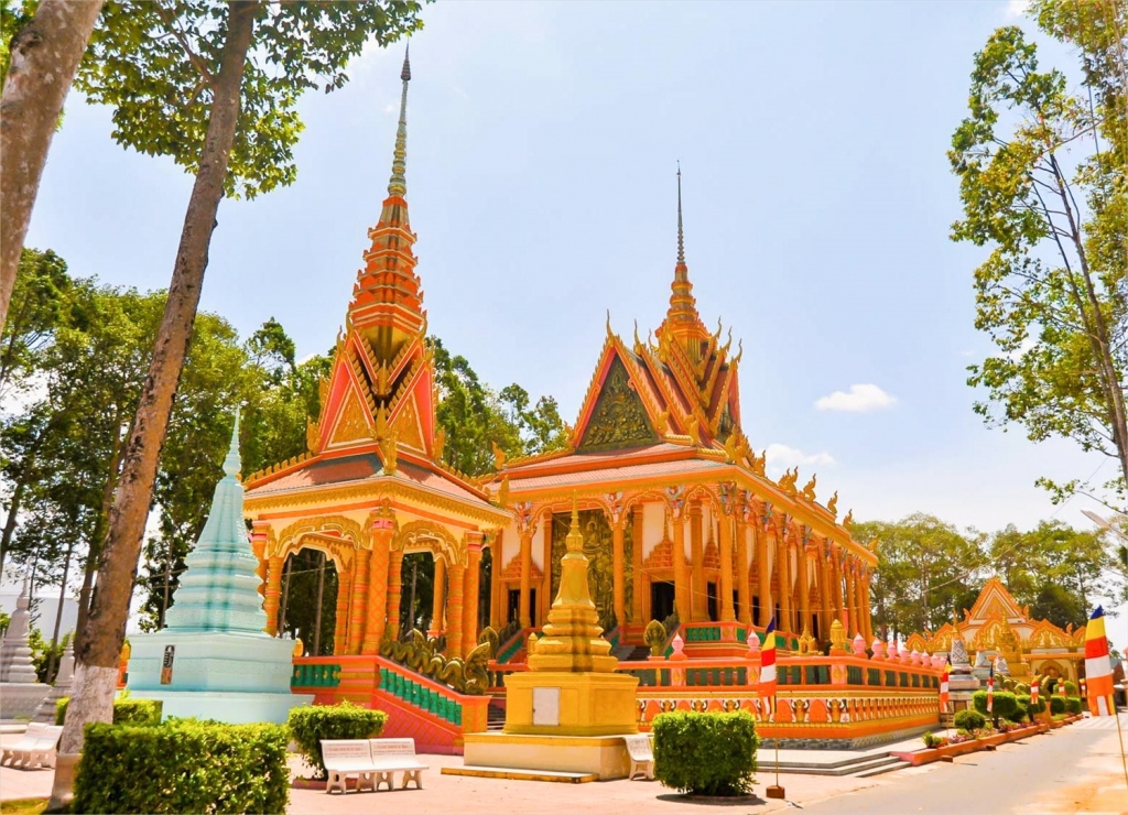 សម្រស់វត្តខ្មែរអាយុ៥០០ឆ្នាំក្រោមម្លប់ដើមឈើបុរាណនៅក្រុង Can Tho សម្រស់វត្តខ្មែរអាយុ៥០០ឆ្នាំក្រោមម្លប់ដើមឈើបុរាណនៅក្រុង Can Tho