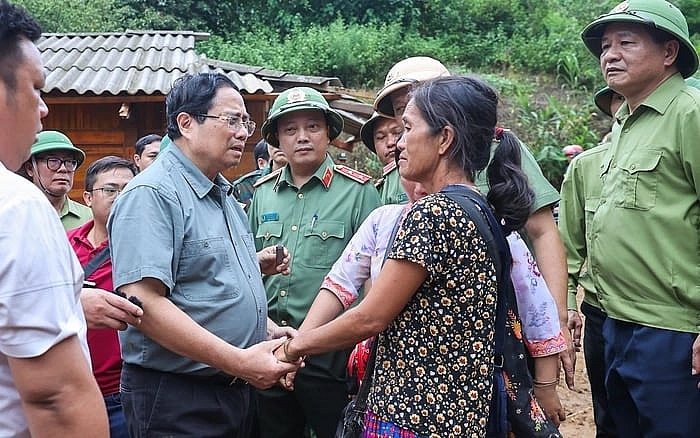 នាយករដ្ឋមន្ត្រីវៀតណាមចុះសួរសុខទុក្ខប្រជាពលរដ្ឋ និងដឹកនាំការស្តារទឹកជំនន់នៅខេត្ត Dien Bien នាយករដ្ឋមន្ត្រីវៀតណាមចុះសួរសុខទុក្ខប្រជាពលរដ្ឋ និងដឹកនាំការស្តារទឹកជំនន់នៅខេត្ត Dien Bien