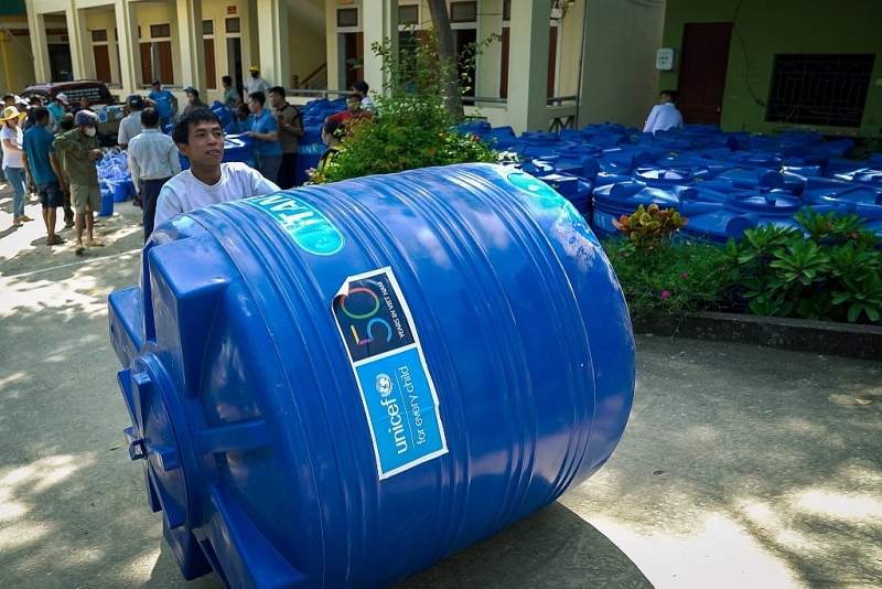 UNICEF ផ្តល់ជំនួយសង្គ្រោះបន្ទាន់ដល់ប្រជាជននៅតំបន់លិចទឹកនៃទីក្រុង Dien Bien, Son La, Nghe An