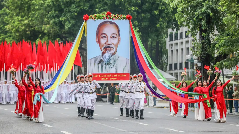 កម្លាំងប៉ូលិសហាណូយបានប្រមូលផ្តុំគ្នានៅតំបន់បឹង Hoan Kiem ត្រៀមចូលរួមក្នុងការហាត់សមចាប់ពីម៉ោង ៤ ទៀបភ្លឺ ថ្ងៃទី ៧ សីហា។ ក្បួនដង្ហែត្រូវបានចាត់ទុកថាជាសកម្មភាពមួយទាក់ទិននឹងភារកិច្ច A80 ដែលបង្ហាញពីការប្តេជ្ញាចិត្តរបស់ប៉ូលីសហាណូយក្នុងការការពារសុវត្ថិភាពទាំងស្រុងនៃរដ្ឋធានី។