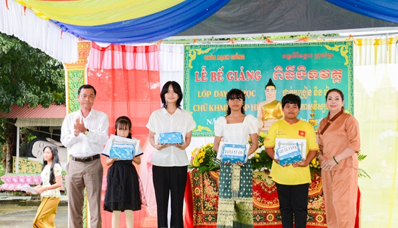 ពិធីបិទថ្នាក់រៀនរដូវក្តៅខ្មែរ៖ រក្សាភាសា និងអត្តសញ្ញាណជាតិ ពិធីបិទថ្នាក់រៀនរដូវក្តៅខ្មែរ៖ រក្សាភាសា និងអត្តសញ្ញាណជាតិ