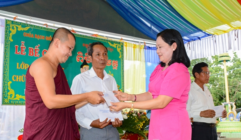 ពិធីបិទថ្នាក់រៀនរដូវក្តៅខ្មែរ៖ រក្សាភាសា និងអត្តសញ្ញាណជាតិ ពិធីបិទថ្នាក់រៀនរដូវក្តៅខ្មែរ៖ រក្សាភាសា និងអត្តសញ្ញាណជាតិ