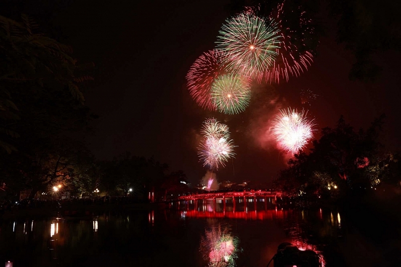 ទីក្រុងនេះមាន ៦ ទីតាំងសម្រាប់កាំជ្រួចកម្ពស់ខ្ពស់ រួមផ្សំជាមួយរយៈកម្ពស់ទាប និងកាំជ្រួច ពិសេស៖ កាំជ្រួចកម្ពស់ខ្ពស់ រួមផ្សំនឹងកាំជ្រួចកម្ពស់ទាប និងបាញ់កាំជ្រួច (២ ទីតាំង); ទីតាំងលេខ ១ ទល់មុខទីស្នាក់ការកាសែតហាណូយ សង្កាត់ Hoan Kiem; ទីតាំងលេខ ២ ទល់មុខការិយាល័យប្រៃសណីយ៍ហាណូយ សង្កាត់ Hoan Kiem ។
