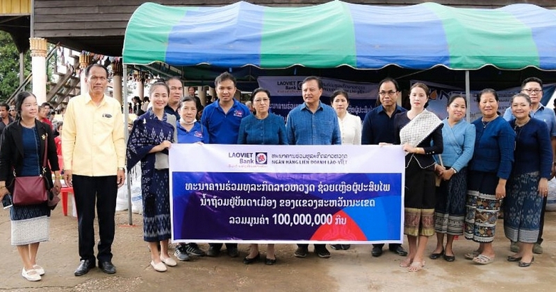 សហគមន៍វៀតណាមនៅភាគខាងជើងឡាវជួយដល់ប្រជាជនឡាវដែលរងផលប៉ះពាល់ដោយទឹកជំនន់ សហគមន៍វៀតណាមនៅភាគខាងជើងឡាវជួយដល់ប្រជាជនឡាវដែលរងផលប៉ះពាល់ដោយទឹកជំនន់