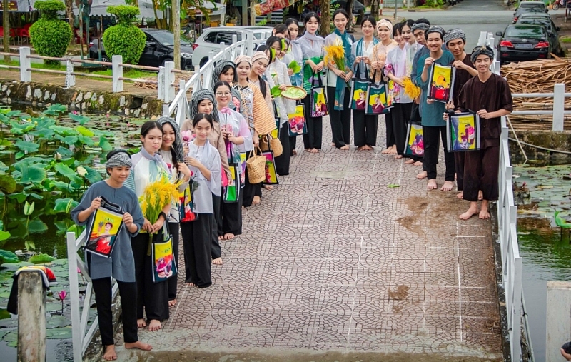 ឯកអគ្គរដ្ឋទូតប៉ាឡេស្ទីនផ្សព្វផ្សាយសម្រស់អាវ Ba Ba របស់វៀតណាម ឯកអគ្គរដ្ឋទូតប៉ាឡេស្ទីនផ្សព្វផ្សាយសម្រស់អាវ Ba Ba របស់វៀតណាម