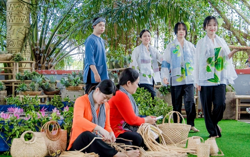 ឯកអគ្គរដ្ឋទូតប៉ាឡេស្ទីនផ្សព្វផ្សាយសម្រស់អាវ Ba Ba របស់វៀតណាម ឯកអគ្គរដ្ឋទូតប៉ាឡេស្ទីនផ្សព្វផ្សាយសម្រស់អាវ Ba Ba របស់វៀតណាម