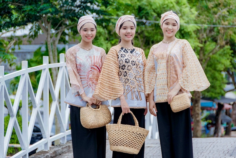 ឯកអគ្គរដ្ឋទូតប៉ាឡេស្ទីនផ្សព្វផ្សាយសម្រស់អាវ Ba Ba របស់វៀតណាម ឯកអគ្គរដ្ឋទូតប៉ាឡេស្ទីនផ្សព្វផ្សាយសម្រស់អាវ Ba Ba របស់វៀតណាម