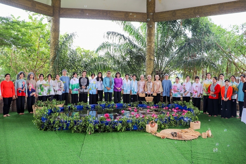 ឯកអគ្គរដ្ឋទូតប៉ាឡេស្ទីនផ្សព្វផ្សាយសម្រស់អាវ Ba Ba របស់វៀតណាម ឯកអគ្គរដ្ឋទូតប៉ាឡេស្ទីនផ្សព្វផ្សាយសម្រស់អាវ Ba Ba របស់វៀតណាម