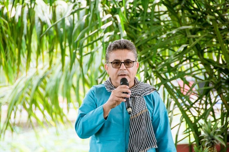 ឯកអគ្គរដ្ឋទូតប៉ាឡេស្ទីនផ្សព្វផ្សាយសម្រស់អាវ Ba Ba របស់វៀតណាម ឯកអគ្គរដ្ឋទូតប៉ាឡេស្ទីនផ្សព្វផ្សាយសម្រស់អាវ Ba Ba របស់វៀតណាម