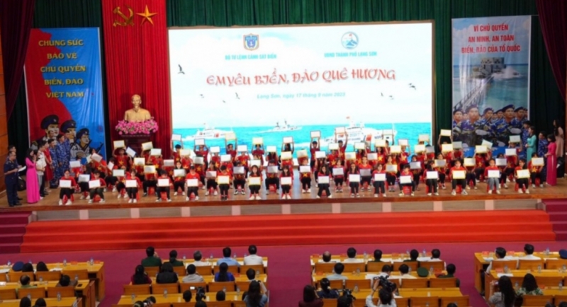 ផ្សព្វផ្សាយក្តីស្រលាញ់សមុទ្រ និងកោះទៅកាន់សិស្សានុសិស្សនៅតំបន់ព្រំដែន Lang Son