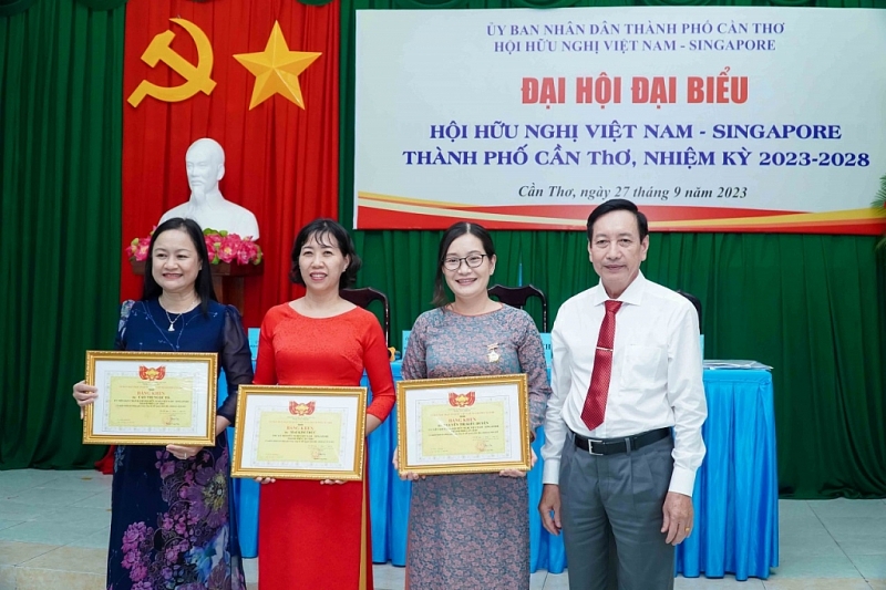 ផ្តោតលើការលើកកម្ពស់ការយល់ដឹងសម្រាប់យុវជនអំពីទំនាក់ទំនងមិត្តភាពវៀតណាម-សិង្ហបុរី ផ្តោតលើការលើកកម្ពស់ការយល់ដឹងសម្រាប់យុវជនអំពីទំនាក់ទំនងមិត្តភាពវៀតណាម-សិង្ហបុរី