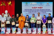 សម្ព័ន្ធអង្គការមិត្តភាព Danang ផ្តល់អាហារូបករណ៍ និងសម្ភារៈចាំបាច់ជួយជនក្រីក្រនៅស្រុក Son Tra