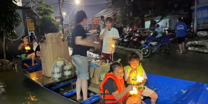 ពិធីបុណ្យពាក់កណ្តាលរដូវស្លឹកឈើជ្រុះដ៏កក់ក្តៅសម្រាប់កុមារនៅតំបន់ទឹកជំនន់