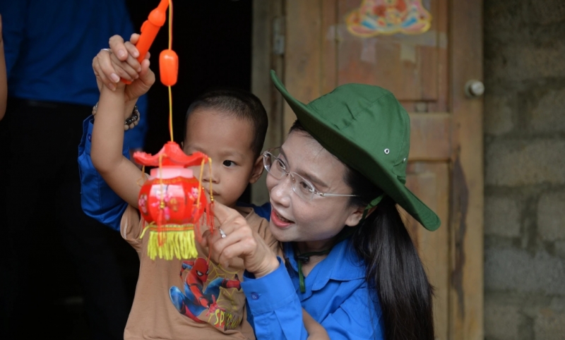 ពិធីបុណ្យពាក់កណ្តាលរដូវស្លឹកឈើជ្រុះដ៏កក់ក្តៅសម្រាប់កុមារនៅតំបន់ទឹកជំនន់