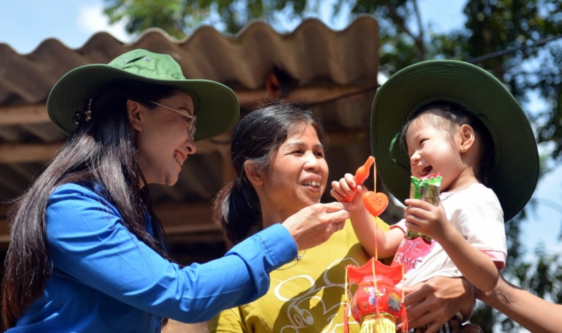 ពិធីបុណ្យពាក់កណ្តាលរដូវស្លឹកឈើជ្រុះដ៏កក់ក្តៅសម្រាប់កុមារនៅតំបន់ទឹកជំនន់