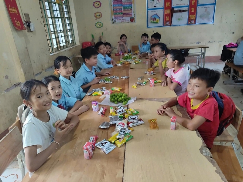 ពិធីបុណ្យពាក់កណ្តាលរដូវស្លឹកឈើជ្រុះដ៏កក់ក្តៅសម្រាប់កុមារនៅតំបន់ទឹកជំនន់