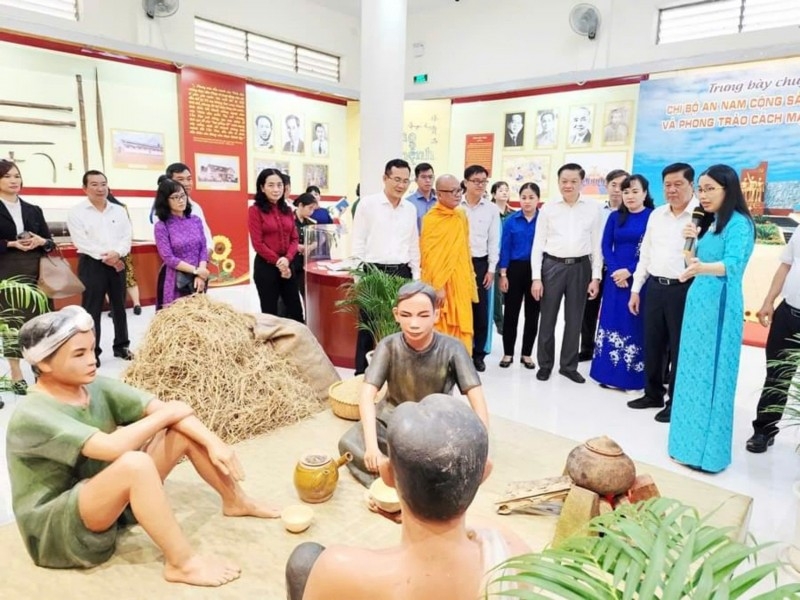 បើកការតាំងពិព័រណ៍ប្រធានបទ 