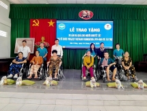 បរិច្ចាគរទេះរុញដល់ជនពិការ និងសៀវភៅសិក្សាសម្រាប់សិស្សពិការភ្នែកនៅ Soc Trang