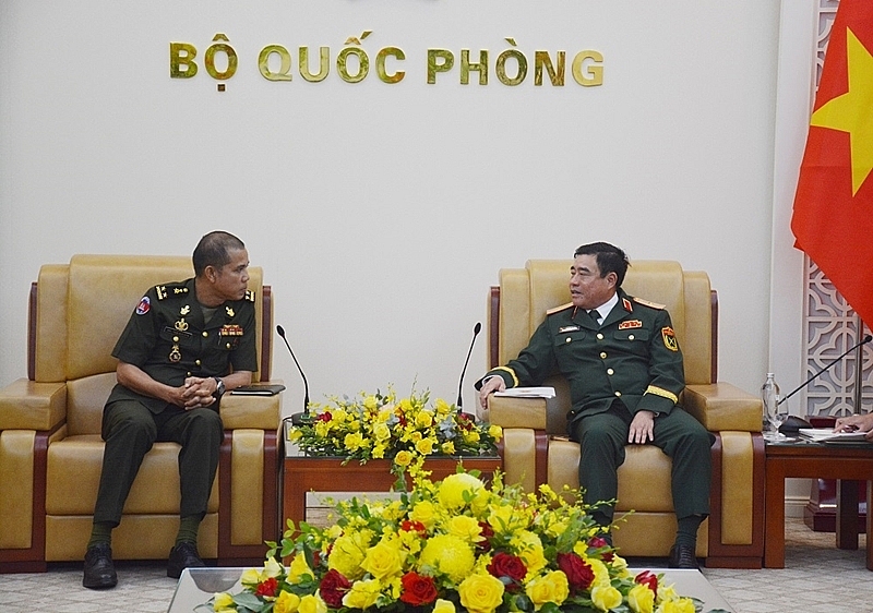 លោកឧត្តមសេនីយ៍ត្រី Nguyen Ba Luc អនុប្រធានអគ្គសេនាធិការនៃកងទ័ពប្រជាជនវៀតណាម បានទទួលជួបគណៈប្រតិភូទីចាត់ការកលយុទ្ធនៃអគ្គបញ្ជាការដ្ឋានកងយោធពលខេមរភូមិន្ទ លោកឧត្តមសេនីយ៍ត្រី Nguyen Ba Luc អនុប្រធានអគ្គសេនាធិការនៃកងទ័ពប្រជាជនវៀតណាម បានទទួលជួបគណៈប្រតិភូទីចាត់ការកលយុទ្ធនៃអគ្គបញ្ជាការដ្ឋានកងយោធពលខេមរភូមិន្ទ