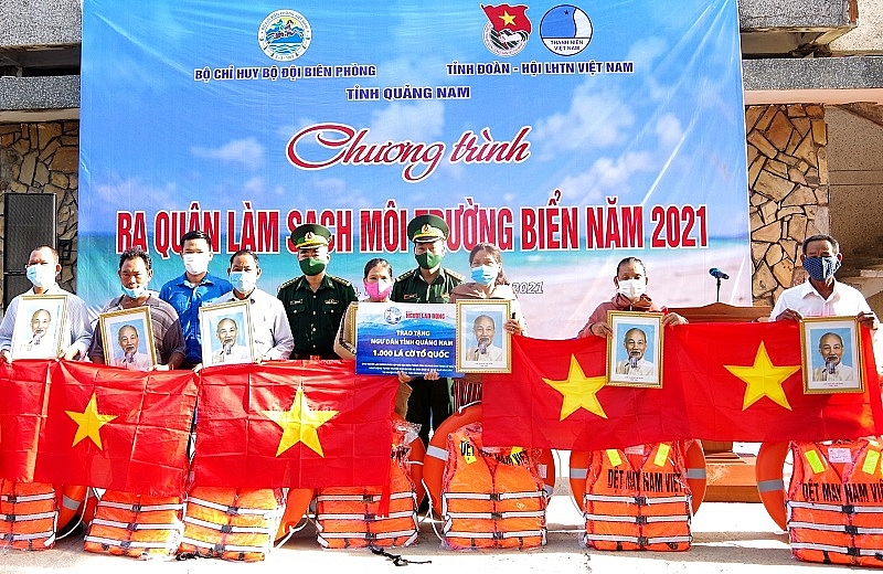 ប្រគល់ទង់ជាតិចំនួន ២០,០០០ ជូនអ្នកនេសាទនៅ Thanh Hoa ខេត្ត Quang Tri ប្រគល់ទង់ជាតិចំនួន ២០,០០០ ជូនអ្នកនេសាទនៅ Thanh Hoa ខេត្ត Quang Tri