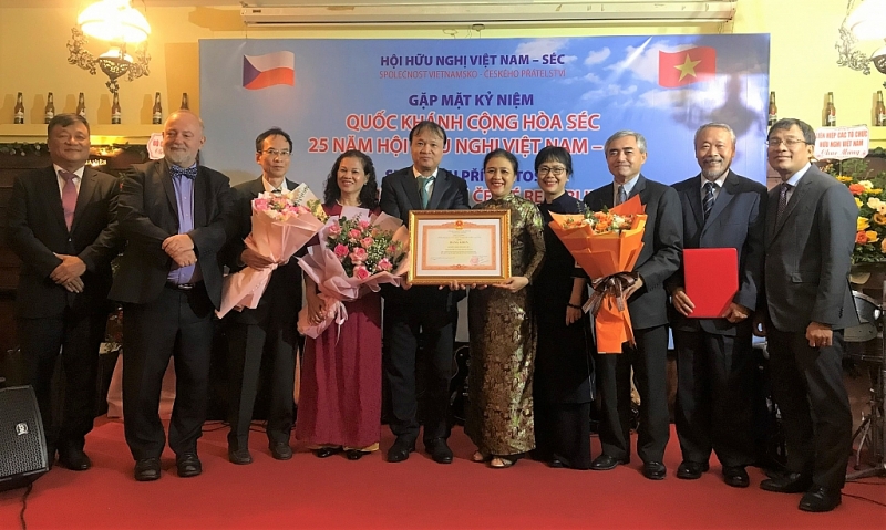 រួមចំណែកពង្រឹង និងលើកកម្ពស់ទំនាក់ទំនងមិត្តភាពរវាងវៀតណាម និងសាធារណៈរដ្ឋឆែក
