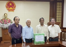 បរិច្ចាគសៀវភៅសិក្សា និងសម្ភារៈសិក្សាចំនួន ១២០ ឈុត ដល់សិស្សានុសិស្សដែលមានដើមកំណើតវៀតណាមនៅកម្ពុជា