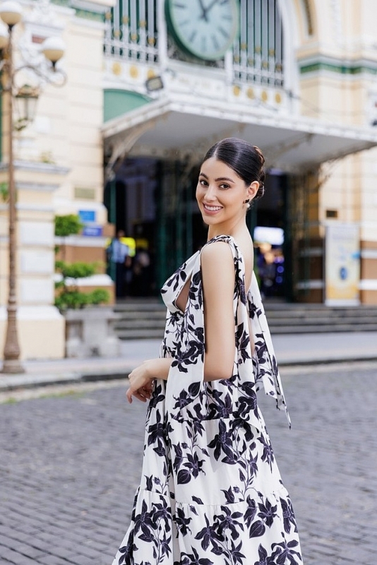 បេក្ខនារី Miss Earth ២០២២ រំភើបចិត្តបានដើរតាមផ្លូវ និងរីករាយជាមួយអាហារតាមផ្លូវ Saigon