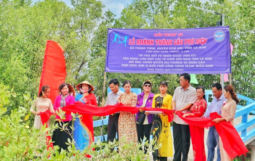 តំណាងសម្ព័ន្ធអង្គការមិត្តភាពខេត្ត Ca Mau មូលនិធិសប្បុរសធម៌ VESAF និងអាជ្ញាធរមូលដ្ឋានបានកាត់ខ្សែបូសម្ពោធស្ពាន Phu Hiep (ឃុំ Thanh Tung ស្រុក Dam Doi ខេត្ត Ca Mau)។ តំណាងសម្ព័ន្ធអង្គការមិត្តភាពខេត្ត Ca Mau មូលនិធិសប្បុរសធម៌ VESAF និងអាជ្ញាធរមូលដ្ឋានបានកាត់ខ្សែបូសម្ពោធស្ពាន Phu Hiep (ឃុំ Thanh Tung ស្រុក Dam Doi ខេត្ត Ca Mau)។
