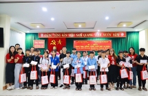 និស្សិតខេត្ត Quang Binh ចំនួន ៧០៥នាក់បានទទួលអាហារូបករណ៍ និងអំណោយពីមូលនិធិ Zhi Shan