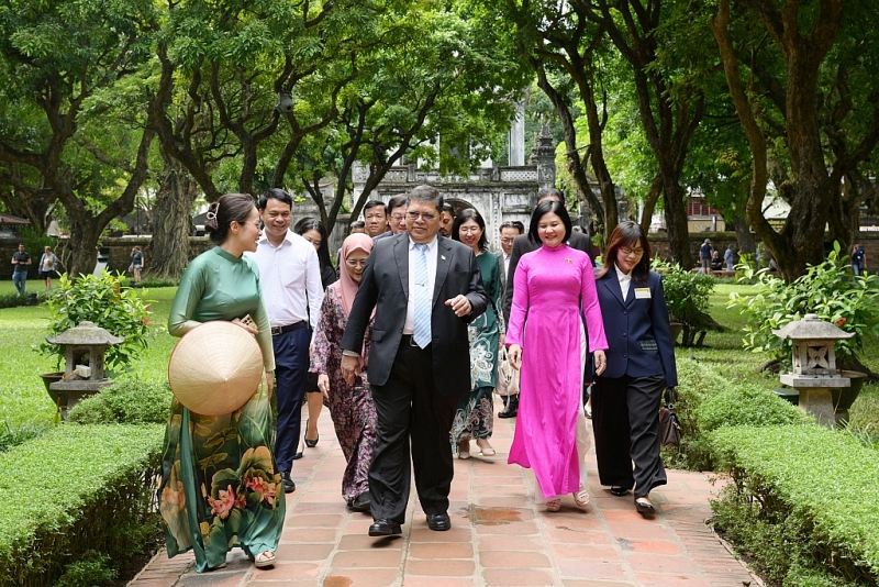 ប្រធានសភាតំណាងរាស្រ្តម៉ាឡេស៊ី និងភរិយាបានទៅទស្សនាវត្ថុបុរាណជាតិពិសេស Van Mieu - Quoc Tu Giam ប្រធានសភាតំណាងរាស្រ្តម៉ាឡេស៊ី និងជំទាវភរិយាបានទៅទស្សនាវត្ថុបុរាណជាតិពិសេស Van Mieu - Quoc Tu Giam