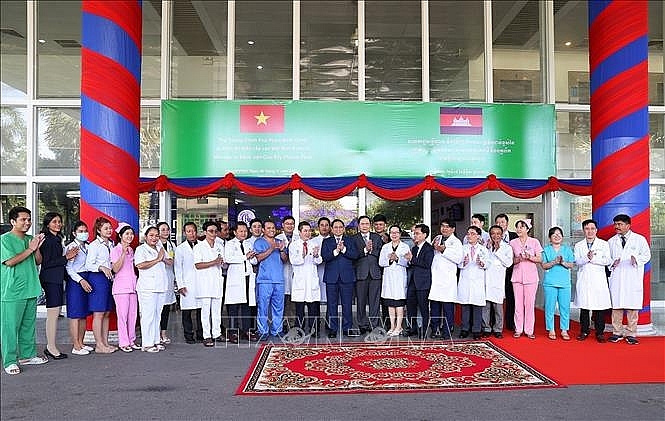 - នាយករដ្ឋមន្ត្រី Pham Minh Chinh ជាមួយក្រុមគ្រូពេទ្យ និងបុគ្គលិកពេទ្យនៅមន្ទីរពេទ្យជោរៃ-ភ្នំពេញ។ - នាយករដ្ឋមន្ត្រី Pham Minh Chinh ជាមួយក្រុមគ្រូពេទ្យ និងបុគ្គលិកពេទ្យនៅមន្ទីរពេទ្យជោរៃ-ភ្នំពេញ។