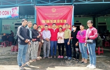 ប្រជាជន​នៅ Xe Dang (Quang Nam) ត្រូវ​បាន​ប្រគល់ជូនស៊ីម​កាត​សម្រាប់​ជាវ​ទូរស័ព្ទ​ចំនួន ២០០