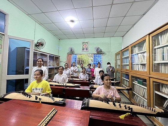 បណ្ណាល័យសៀវភៅសំឡេង Huong Duong រៀបចំកម្មវិធីតន្ត្រី បណ្ណាល័យសៀវភៅសំឡេង Huong Duong រៀបចំកម្មវិធីតន្ត្រី