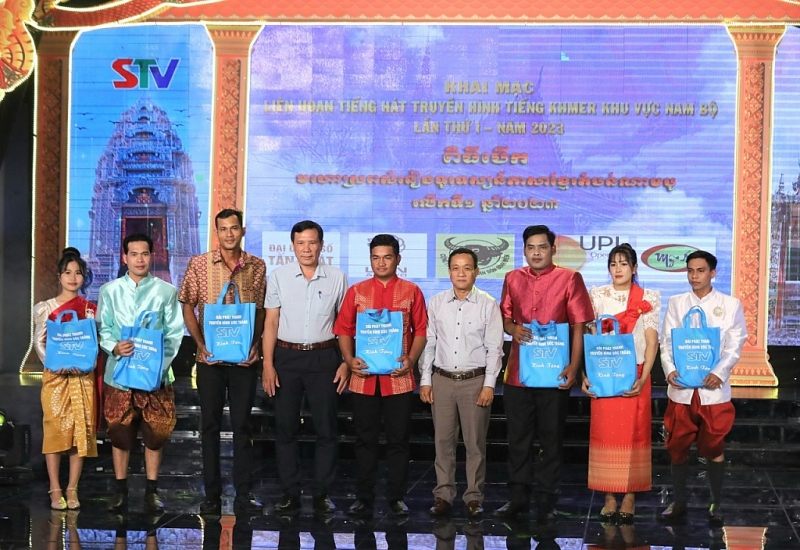 តារា​ចម្រៀង​និង​តន្ត្រីករ​១០០​នាក់​ចូល​រួម​ក្នុងមហោស្រពចម្រៀងរបស់ទូរទស្សន៍ភាសាខ្មែរនៅតំបន់ភាគខាងត្បូង
