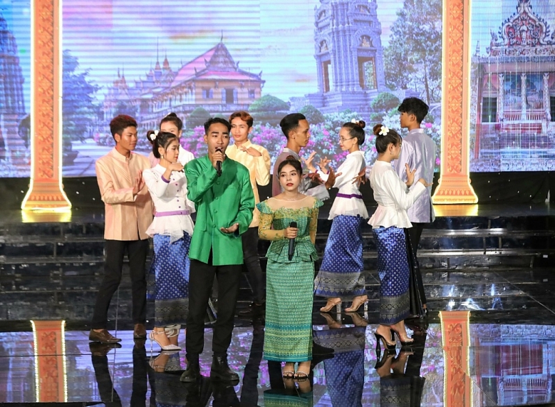 តារា​ចម្រៀង​និង​តន្ត្រីករ​១០០​នាក់​ចូល​រួម​ក្នុងមហោស្រពចម្រៀងរបស់ទូរទស្សន៍ភាសាខ្មែរនៅតំបន់ភាគខាងត្បូង