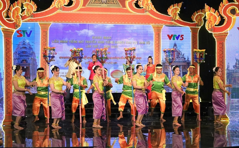 តារា​ចម្រៀង​និង​តន្ត្រីករ​១០០​នាក់​ចូល​រួម​ក្នុងមហោស្រពចម្រៀងរបស់ទូរទស្សន៍ភាសាខ្មែរនៅតំបន់ភាគខាងត្បូង